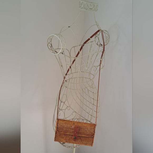 Handwoven Rattan Crossbody Bag With Leather Accents, Made In Bali, Bohemian. - Picture 2 of 6
